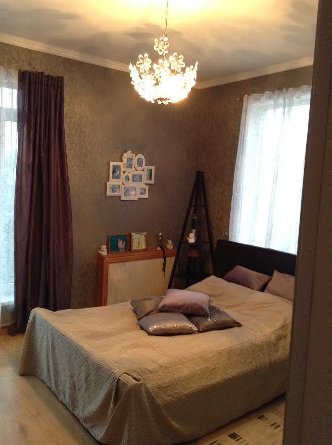 Mājā ir 4 guļamistabas un lieliskā vietā Dzinataros