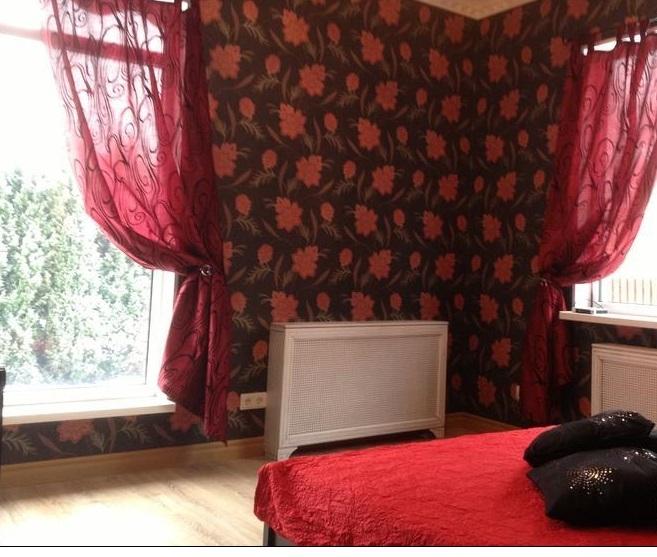 Mājā ir 4 guļamistabas un lieliskā vietā Dzinataros