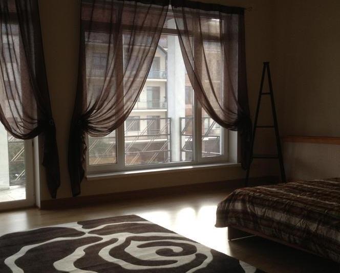 Mājā ir 4 guļamistabas un lieliskā vietā Dzinataros