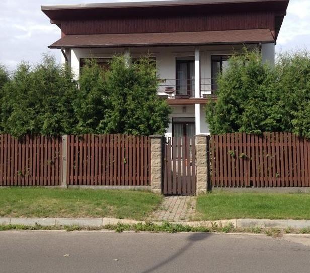 Mājā ir 4 guļamistabas un lieliskā vietā Dzinataros