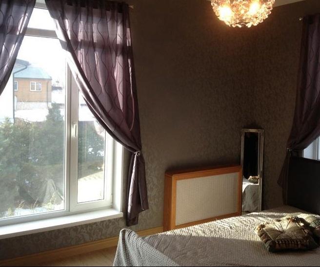 Mājā ir 4 guļamistabas un lieliskā vietā Dzinataros