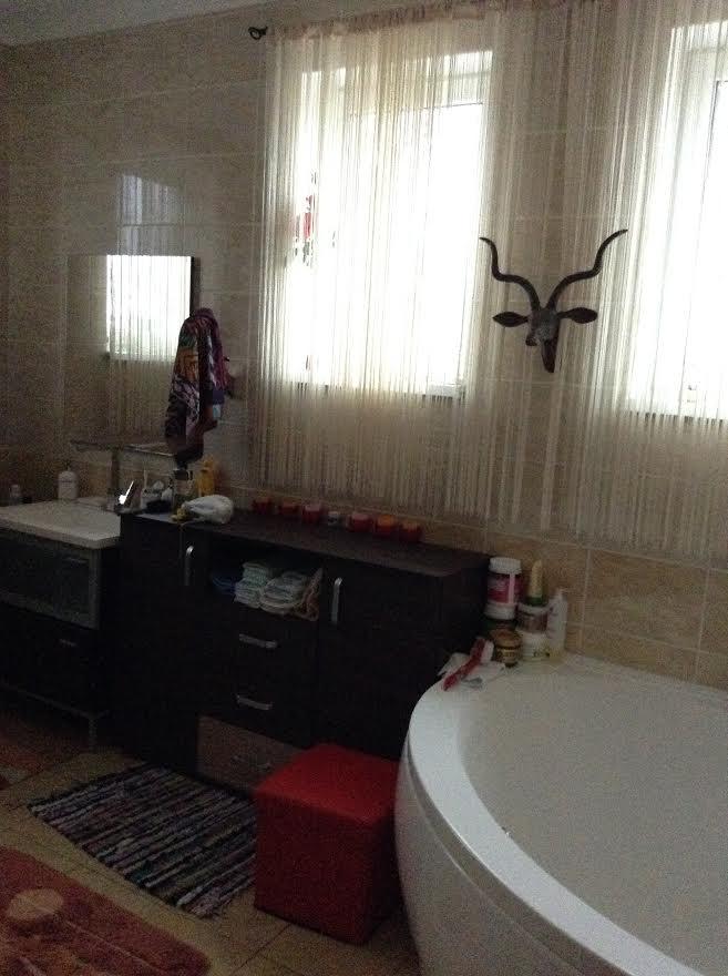 Mājā ir 4 guļamistabas un lieliskā vietā Dzinataros