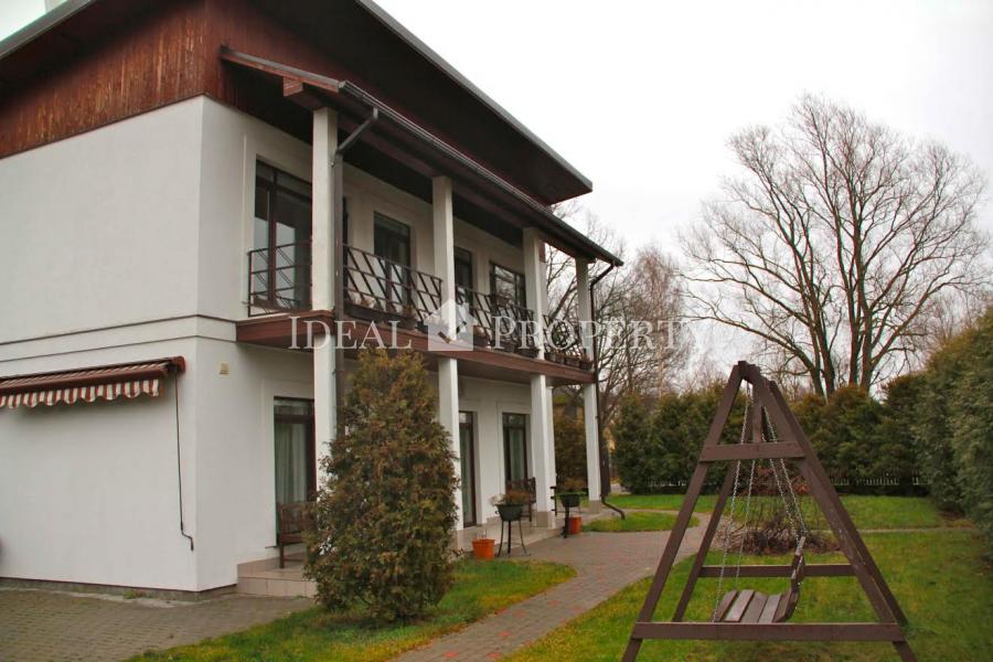 Mājā ir 4 guļamistabas un lieliskā vietā Dzinataros