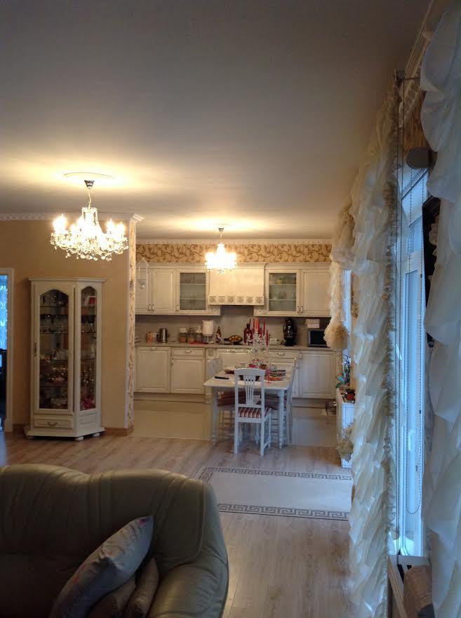 Mājā ir 4 guļamistabas un lieliskā vietā Dzinataros