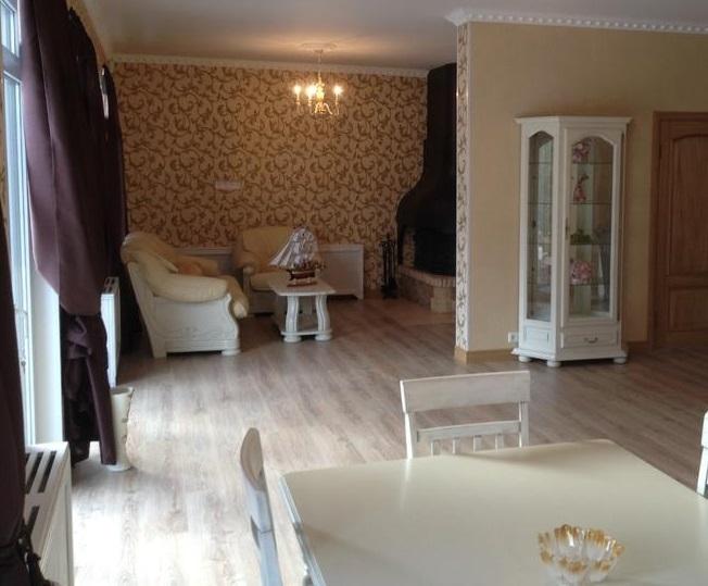 Mājā ir 4 guļamistabas un lieliskā vietā Dzinataros