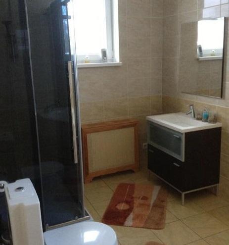 Mājā ir 4 guļamistabas un lieliskā vietā Dzinataros