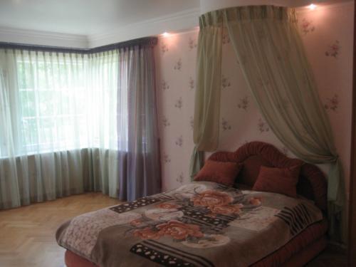 Сдаём красивый реконструированный дом в классическом стиле