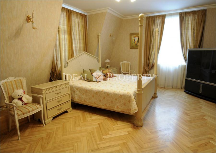 A spacious and luxurious mansion in Jurmala is offered for sale.