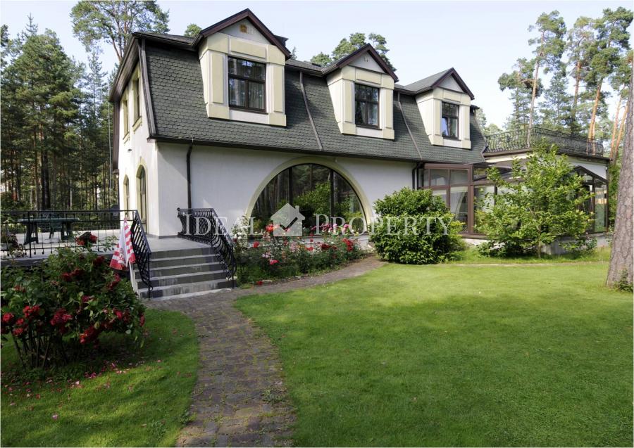 A spacious and luxurious mansion in Jurmala is offered for sale.