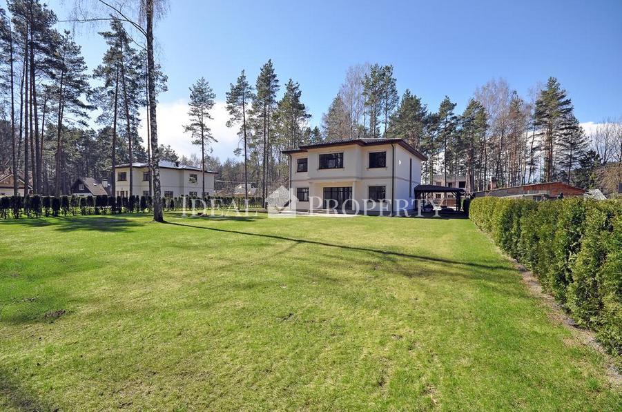 New, modern private house near the sea..