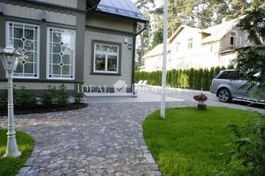 Stylish and comfortable home located on Kapu street.