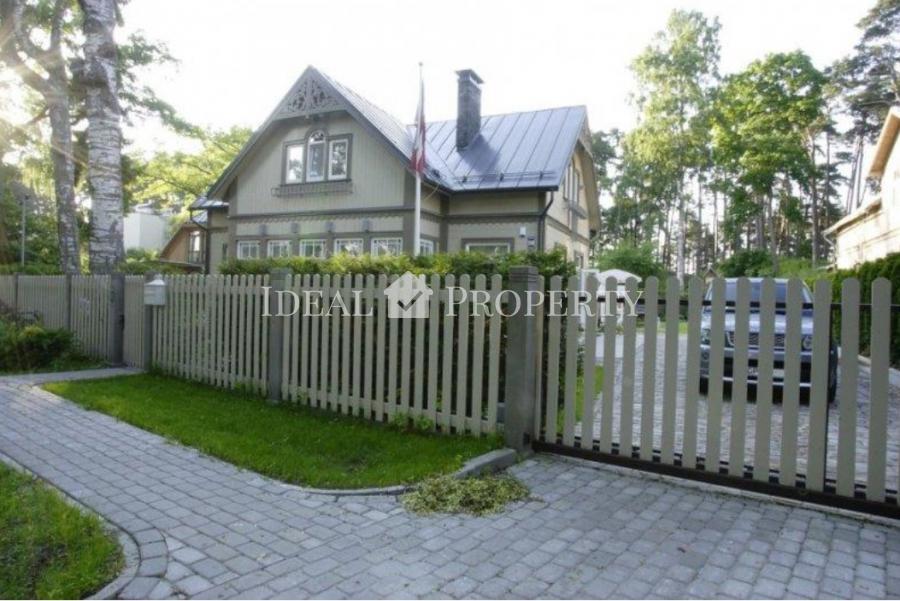 Stylish and comfortable home located on Kapu street.