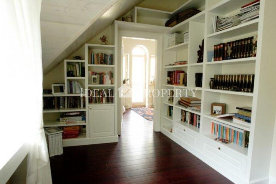 Stylish and comfortable home located on Kapu street.