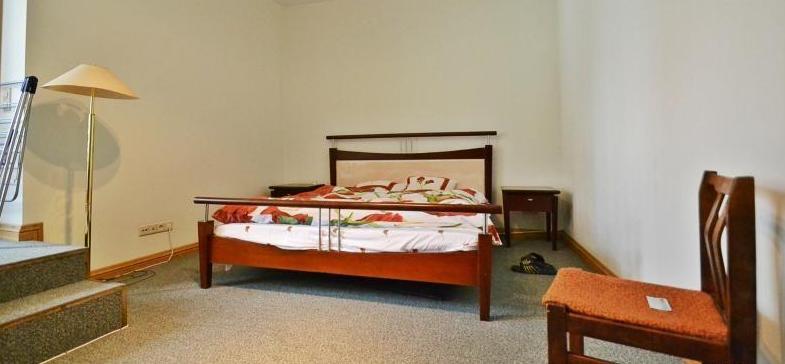 Pārdod gaišu un plašu dzīvokli fasādes mājā Vecrīgā 