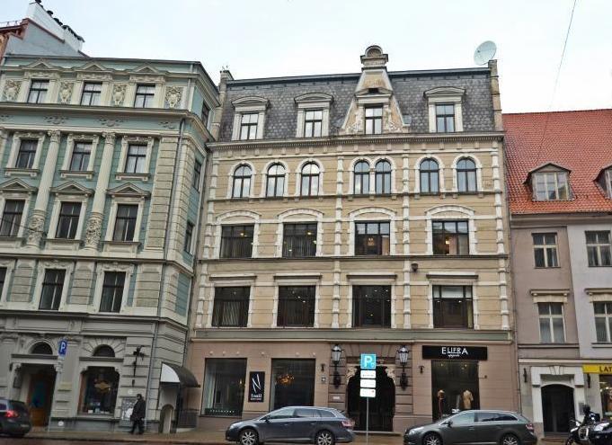Pārdod gaišu un plašu dzīvokli fasādes mājā Vecrīgā 