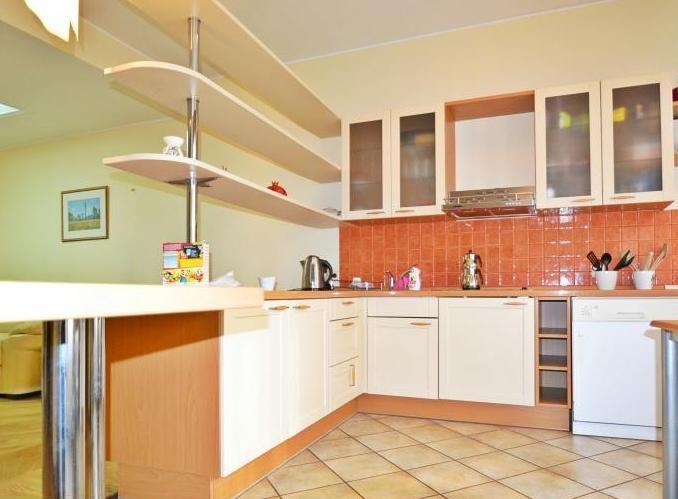 Pārdod gaišu un plašu dzīvokli fasādes mājā Vecrīgā 