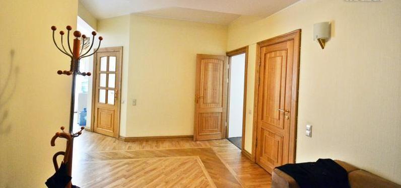 Pārdod gaišu un plašu dzīvokli fasādes mājā Vecrīgā 