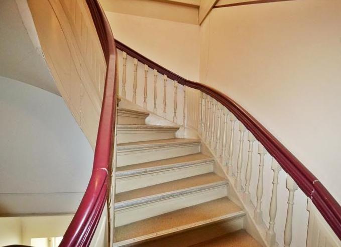 Pārdod gaišu un plašu dzīvokli fasādes mājā Vecrīgā 