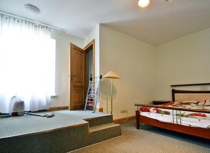 Pārdod gaišu un plašu dzīvokli fasādes mājā Vecrīgā 