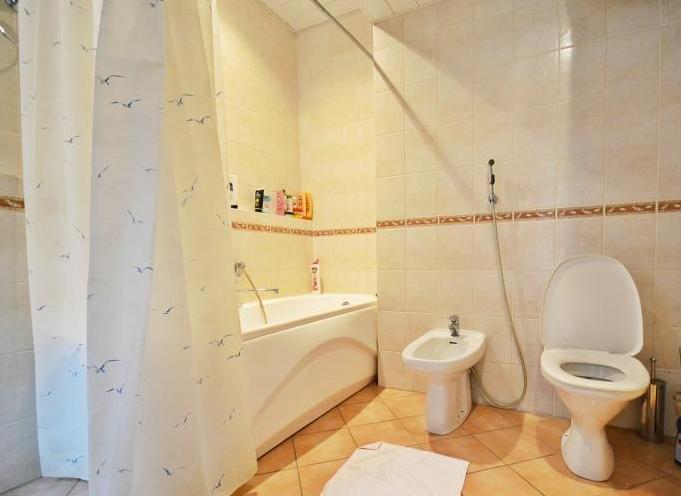 Pārdod gaišu un plašu dzīvokli fasādes mājā Vecrīgā 