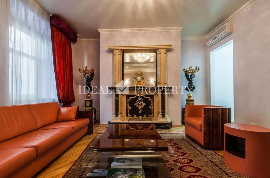 For sale: an exclusive apartment in the Old Town. 