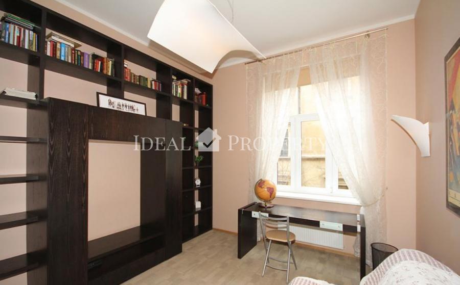 For rent wonderful spacious apartment just in a city center.