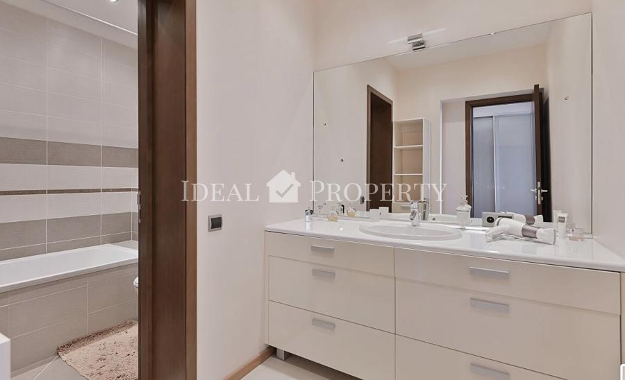 For sale modern, spacious apartment with 3 bedrooms, at Rupniecibas str.