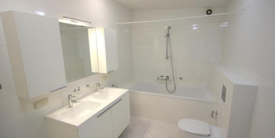 We offer a spacious , modern unfurnished apartment located on 5th floor. 