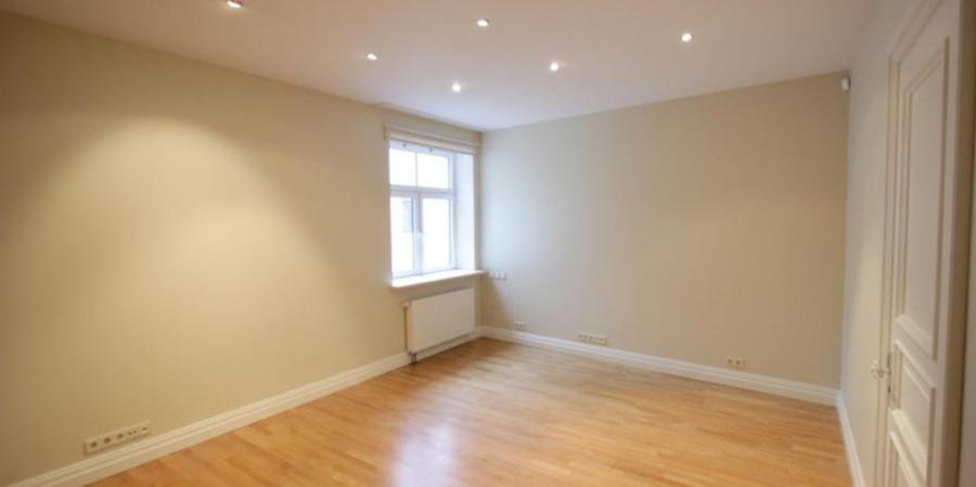 We offer a spacious , modern unfurnished apartment located on 5th floor. 