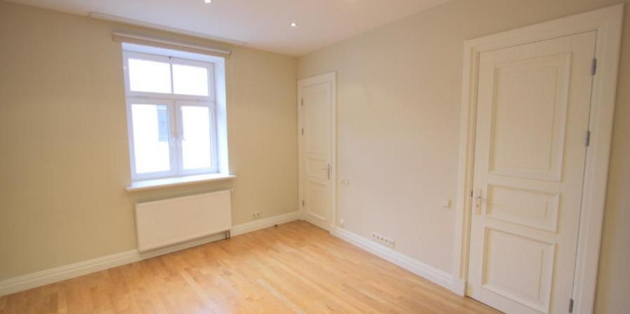 We offer a spacious , modern unfurnished apartment located on 5th floor. 