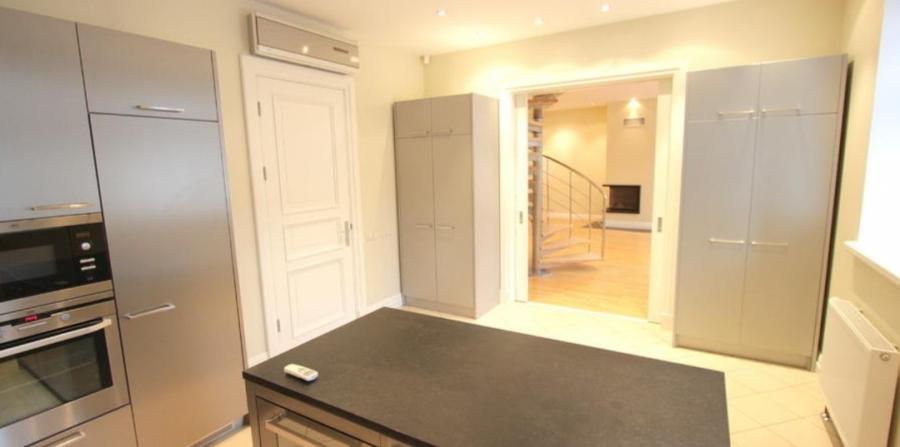 We offer a spacious , modern unfurnished apartment located on 5th floor. 