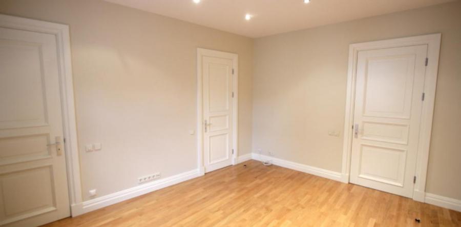 We offer a spacious , modern unfurnished apartment located on 5th floor. 