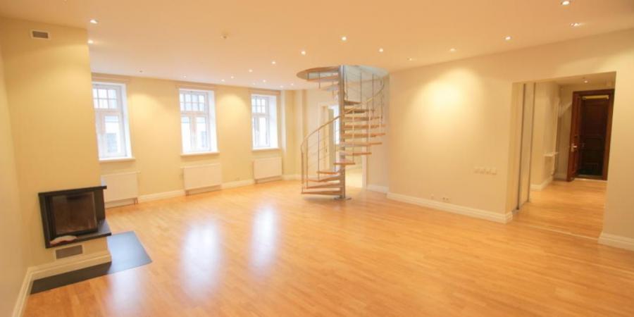 We offer a spacious , modern unfurnished apartment located on 5th floor. 