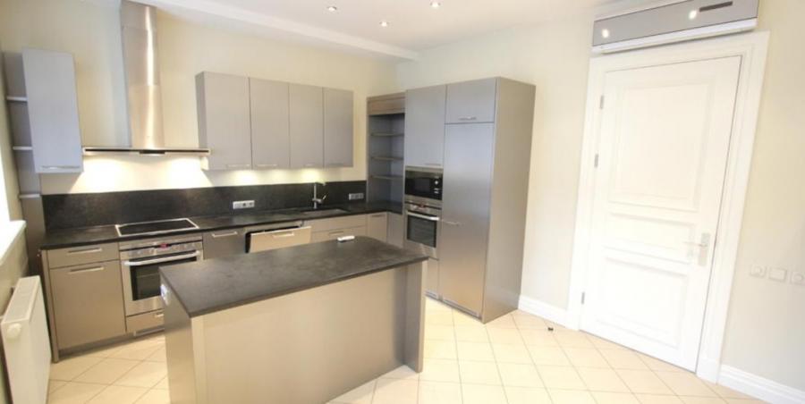 We offer a spacious , modern unfurnished apartment located on 5th floor. 