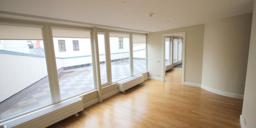 We offer a spacious , modern unfurnished apartment located on 5th floor. 