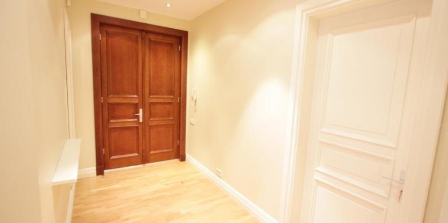 We offer a spacious , modern unfurnished apartment located on 5th floor. 