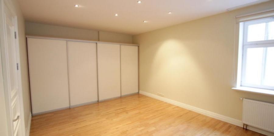 We offer a spacious , modern unfurnished apartment located on 5th floor. 