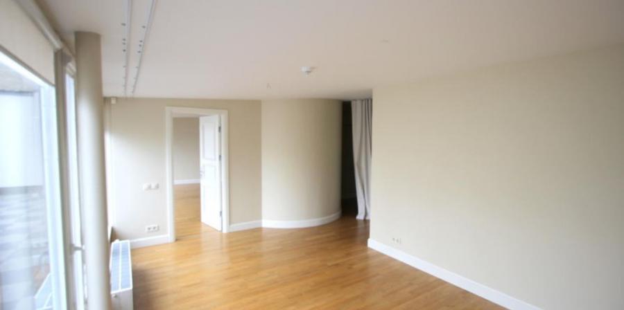 We offer a spacious , modern unfurnished apartment located on 5th floor. 