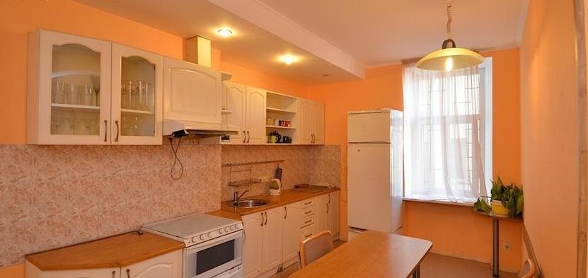 Квартира полностью меблирована и оснащена бытовой техникой.