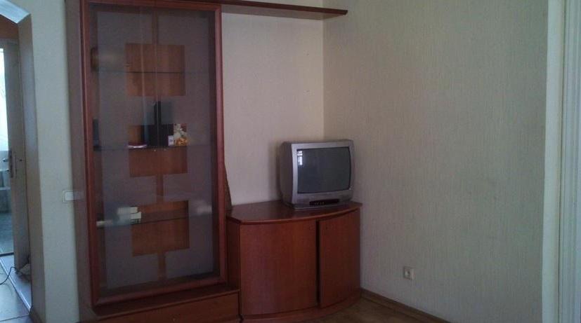 Квартира полностью меблирована и оснащена бытовой техникой.