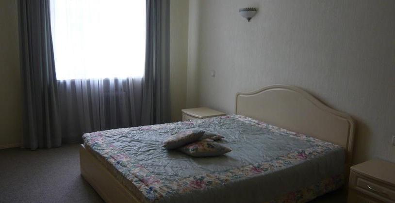 Квартира полностью меблирована и оснащена бытовой техникой.