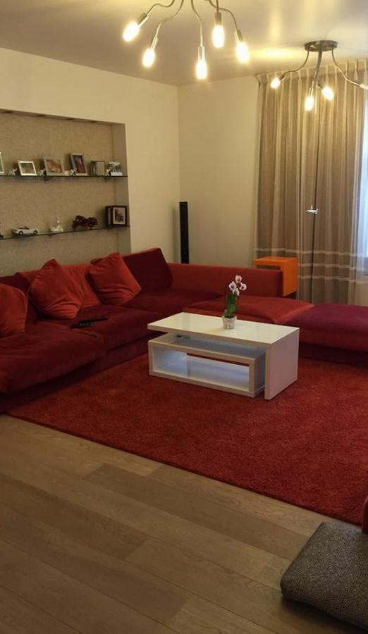 Уютная и светлая квартира с балконом в реновированном доме с лифтом.