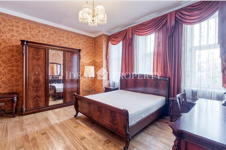 We offer classic apartment in embassy district .