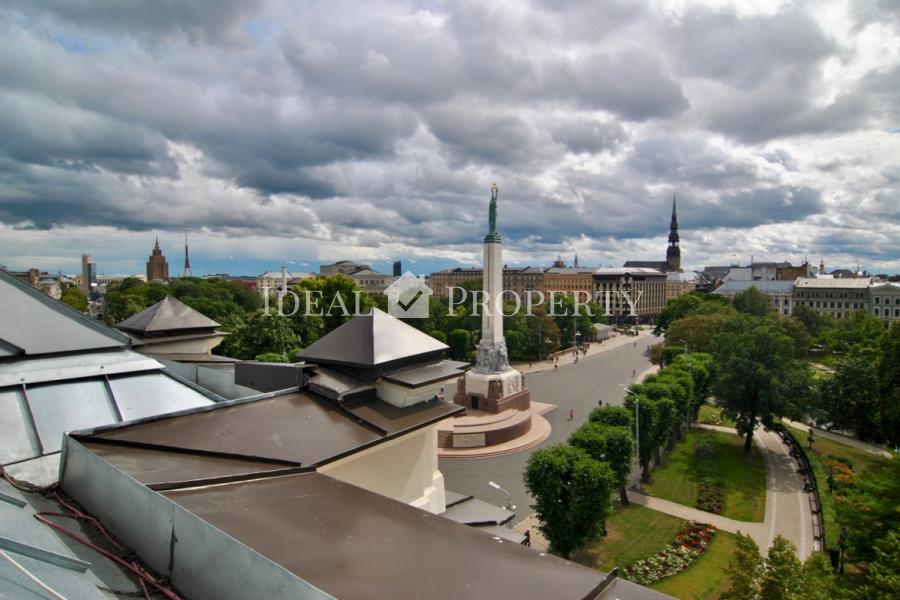 Uzpārdošanu piedāvājam Dzīvoklis ar skaistu skatu uz Vecrīgu. 