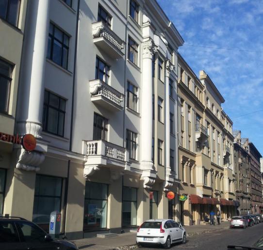 Piedāvājam pardod vai iret  dzīvoklis renovētā ēkā  Strēlnieku iela.