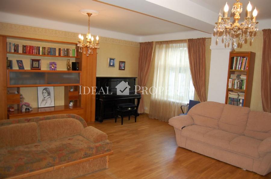 Five-room apartment in the Embassy area.