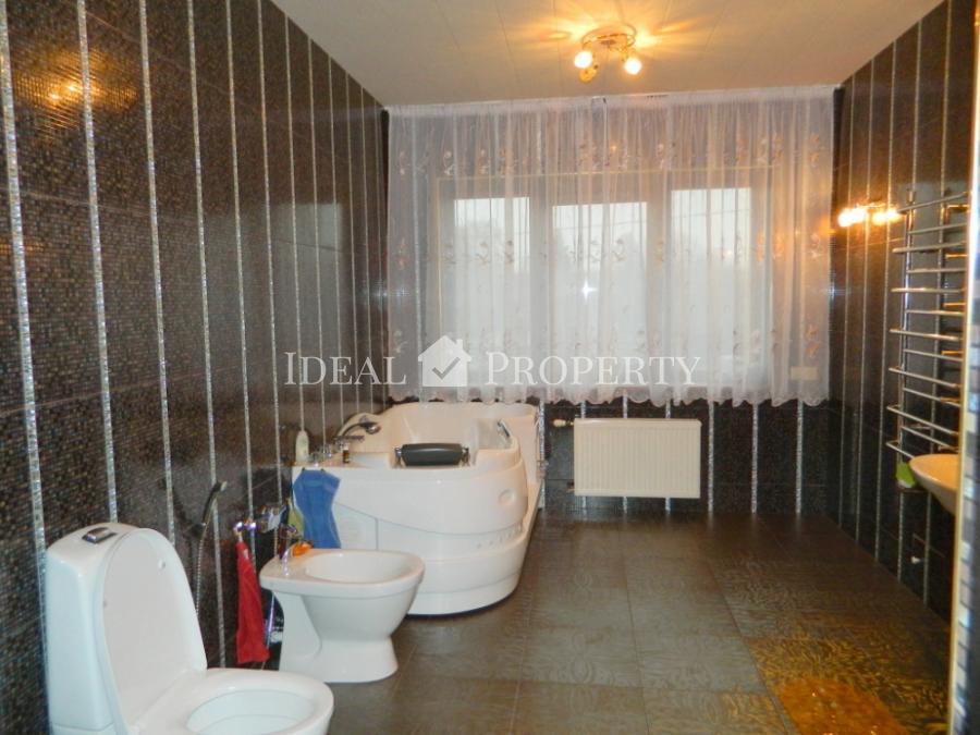 Продаётся или сдаётся в долгосрочную аренду дом в Риге