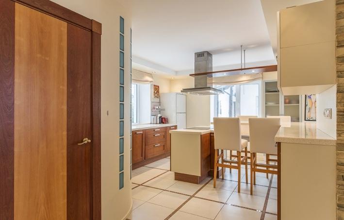 Mēs piedāvājam iznomāt trīsstāvu māju Mēs piedāvājam iznomāt trīsstāvu māju