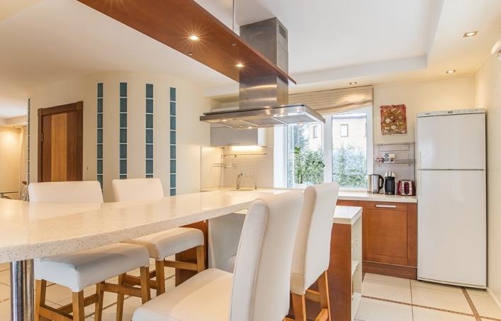 Mēs piedāvājam iznomāt trīsstāvu māju Mēs piedāvājam iznomāt trīsstāvu māju