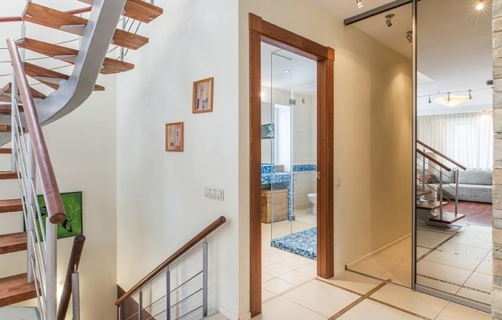 Mēs piedāvājam iznomāt trīsstāvu māju Mēs piedāvājam iznomāt trīsstāvu māju